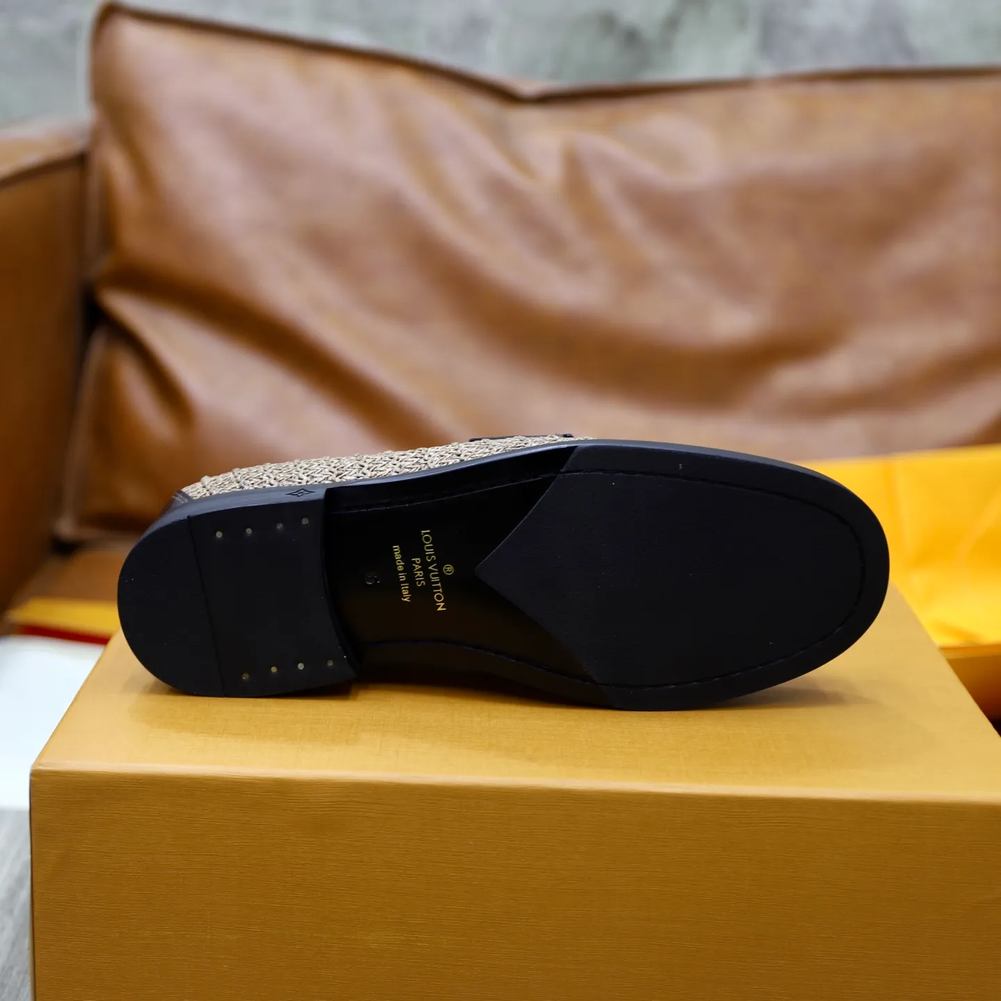 Men's Men's Shoes💰💰920LV Louis Vuitton Slip-on Loafers, top quality products from Guangzhou, ready for sale! This LV Glove loafer is made of selected soft cowhide, with a slightly wrinkled leather surface and a very high-end texture. Each pair is unique. The leather surface is light and soft, with a fine texture and good luster. It is a classic loafer style, with exquisite handmade mark stitching on the toe, and a square toe configuration to highlight the classic style. The horizontal band has hot-printed LV three-dimensional letters, semi-solid handcrafts and a genuine leather outsole, and a rubber patch on the heel to create wear-resistant performance and comfort. One of the must-have loafers for men! Comes with full original packaging! Code number: 38-39-40-41-42-43-44 (38, 45, 46 customized) standard leather shoe code
